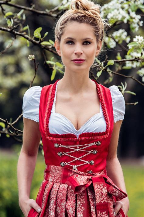 dirndl titten